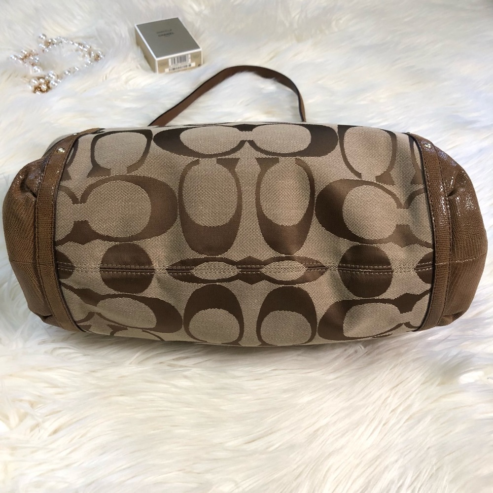 Large Coach Signature Logo Handbag With Gold Hardware - Picture 4 of 16